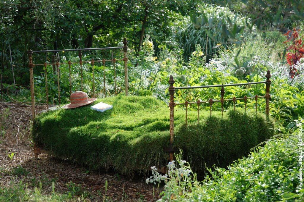Ancien lit en métal recyclé pour décorer le jardin, planté de zoysia, jardin sans arrosage naturel et romantique.