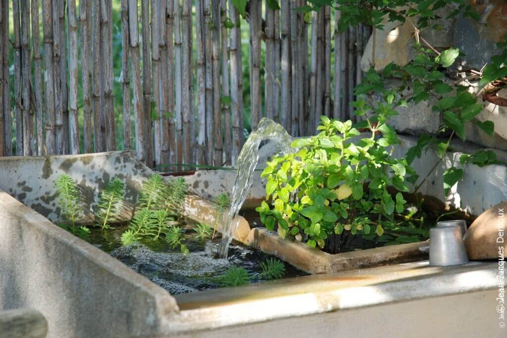Ecouter Bac lavoir en béton recyclé en fontaine, menthe.