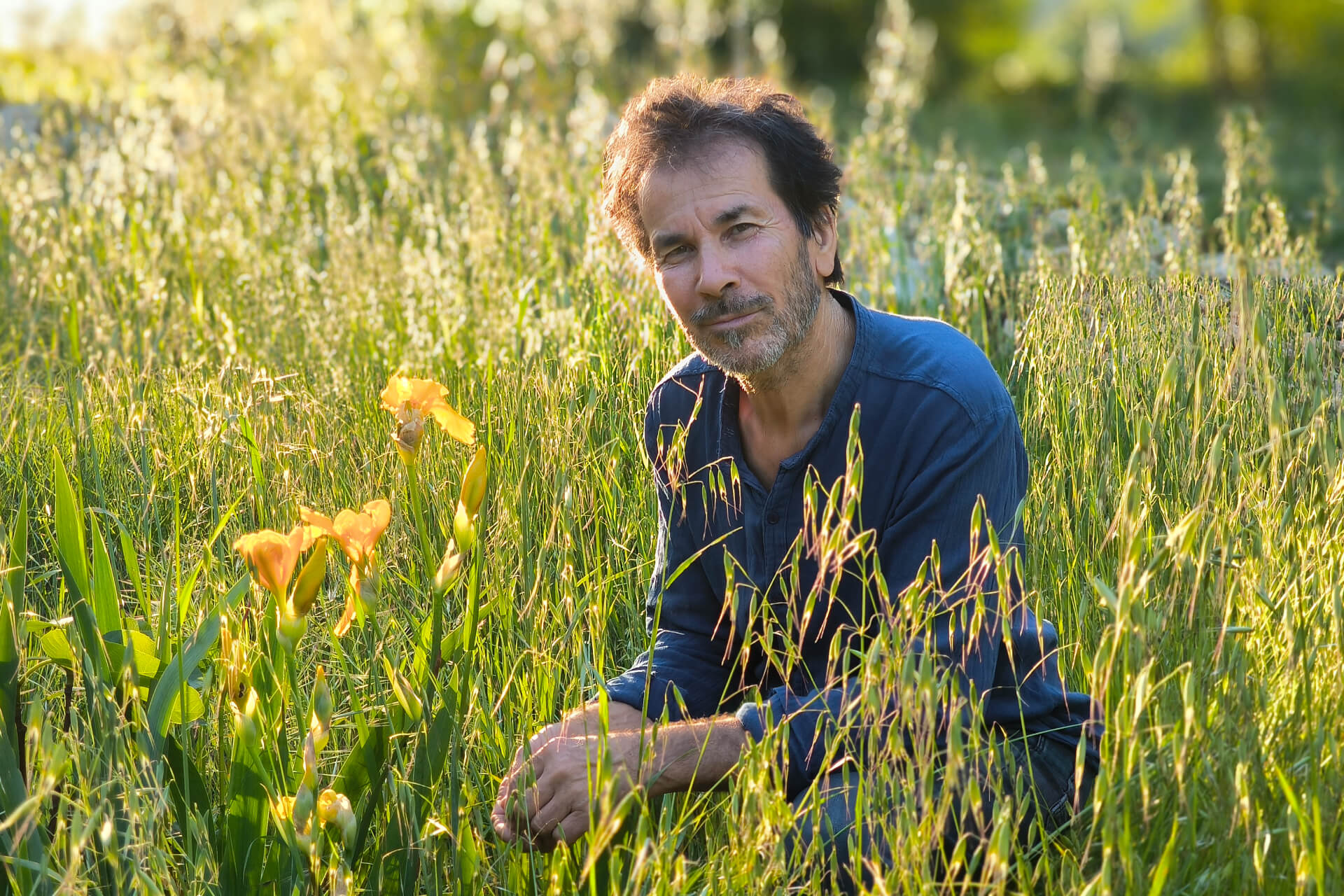Jean-Jacques Derboux dans un jardin méditerranéen